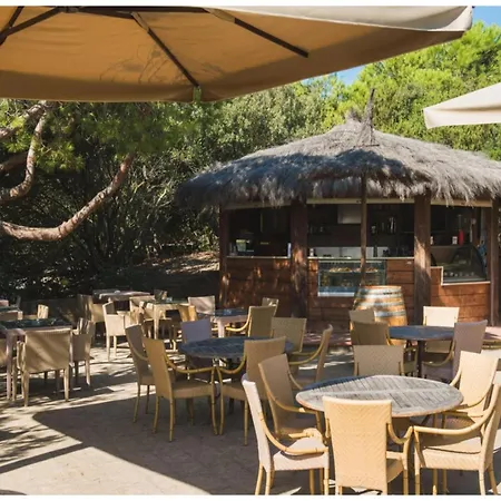 Modernes Mit Gemeinschaftlichen Pool