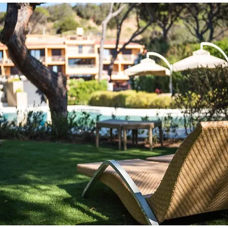 Modernes Mit Gemeinschaftlichen Pool *