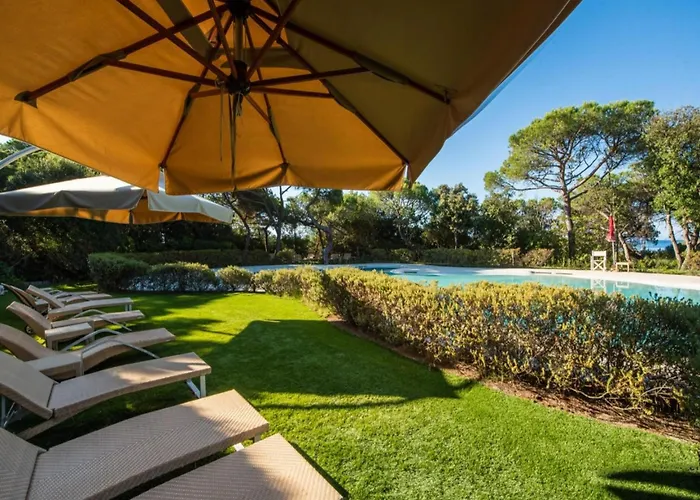 Modernes Mit Gemeinschaftlichen Pool *